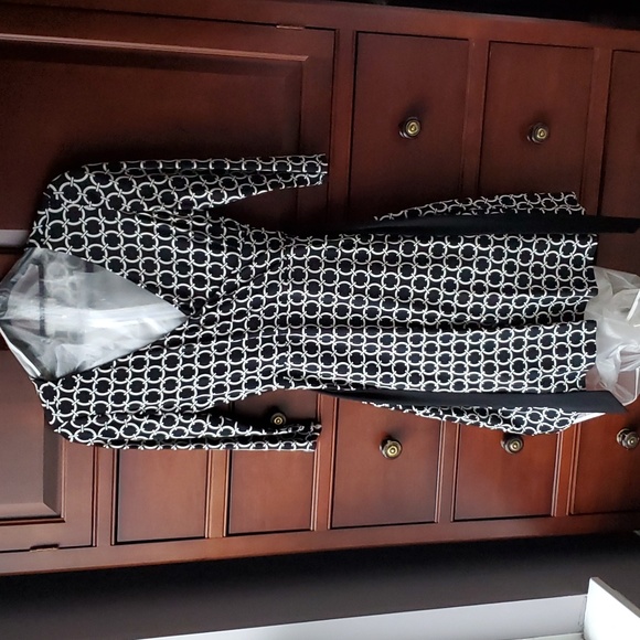 White/Black-dress. Size:4. Pattern Black & White circle link with removable belt - Picture 3 of 4